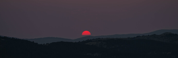 Puesta de sol; atardecer en Gúdar / Teruel
