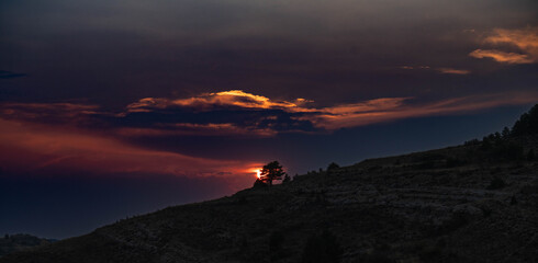 Puesta de sol; atardecer en Gúdar / Teruel