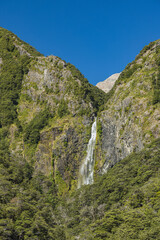 ニュージーランド　アーサーズ・パス国立公園のデビルズ・パンチボウル・ウォーターフォール