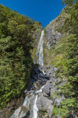 ニュージーランド　アーサーズ・パス国立公園のデビルズ・パンチボウル・ウォーターフォール
