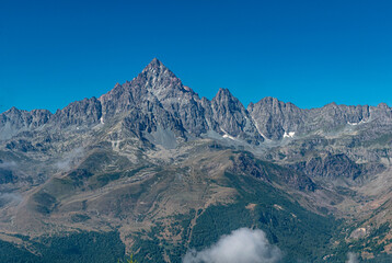 incantevole skyline delle Alpi Cozie visto da Ostana con al centro il Monviso