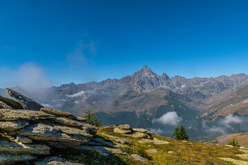 incantevole skyline delle Alpi Cozie visto da Ostana con al centro il Monviso