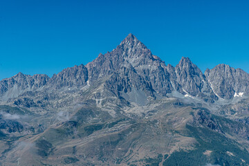 incantevole skyline delle Alpi Cozie visto da Ostana con al centro il Monviso