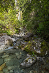 ニュージーランド　アーサーズ・パス国立公園のアヴァランチ・クリーク・ウォーターフォール