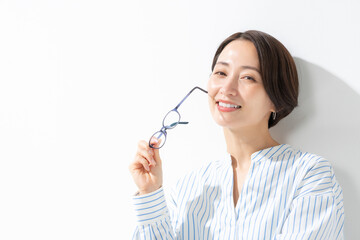 眼鏡を持った女性