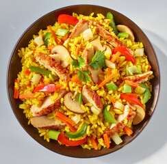 Chicken Nasi Goreng in schwarzer Schale, Topshot, asiatisch,  Pilze, gebraten,  Geflügel, Hühnchen