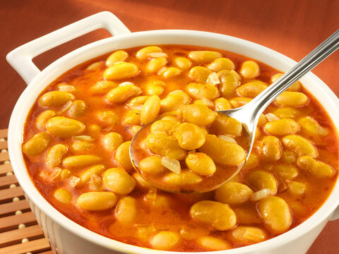 Feijao Pa Oil Beans Angola in weissem Topf mit gro&szlig;em L&ouml;ffel