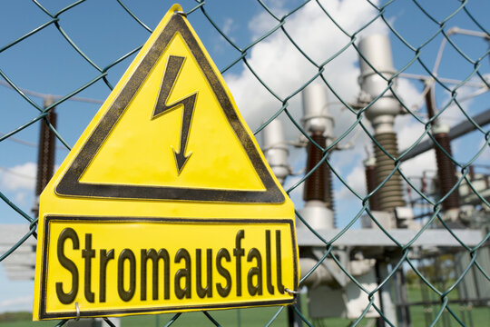 Warnschild Stromausfall vor Umspannwerk