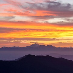 Obraz premium Sunrise over mountain peaks