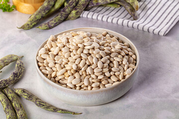 Obraz premium Raw dry white beans heap
