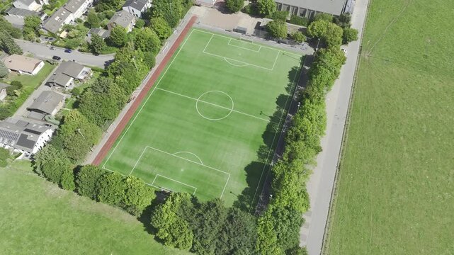 Dynamische Drohnenvideos und Luftbild-Footage von Kornelim&uuml;nster bei Aachen. Zu sehen sind Reichsabtei, Bergkirche, Benediktinerabtei, Probsteikirche St. Cornelius, Inda Gymnasium, Fu&szlig;ballplatz des FC