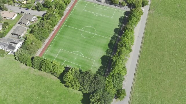 Dynamische Drohnenvideos und Luftbild-Footage von Kornelim&uuml;nster bei Aachen. Zu sehen sind Reichsabtei, Bergkirche, Benediktinerabtei, Probsteikirche St. Cornelius, Inda Gymnasium, Fu&szlig;ballplatz des FC