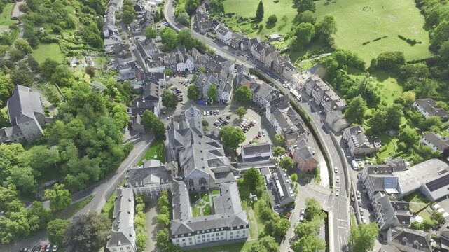 Dynamische Drohnenvideos und Luftbild-Footage von Kornelim&uuml;nster bei Aachen. Zu sehen sind Reichsabtei, Bergkirche, Benediktinerabtei, Probsteikirche St. Cornelius, Inda Gymnasium, Fu&szlig;ballplatz des FC