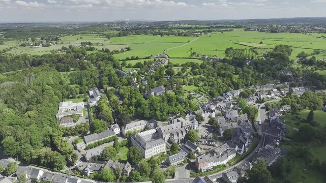 Dynamische Drohnenvideos und Luftbild-Footage von Kornelim&uuml;nster bei Aachen. Zu sehen sind Reichsabtei, Bergkirche, Benediktinerabtei, Probsteikirche St. Cornelius, Inda Gymnasium, Fu&szlig;ballplatz des FC