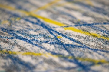 Obraz premium Abstract multicolored texture created with blue, gray, and yellow lines on a white surface during a creative art session