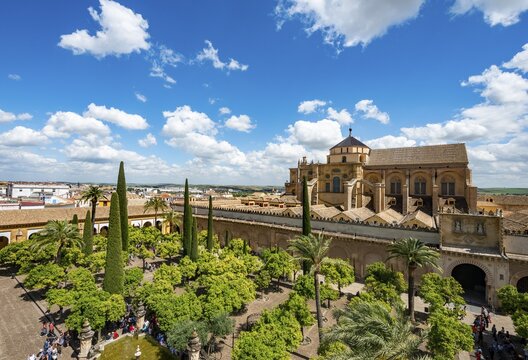View of Patio de los Naranjos and Mezquita-Catedral de C&oacute;rdoba, C&oacute;rdoba, Andalusia, Spain