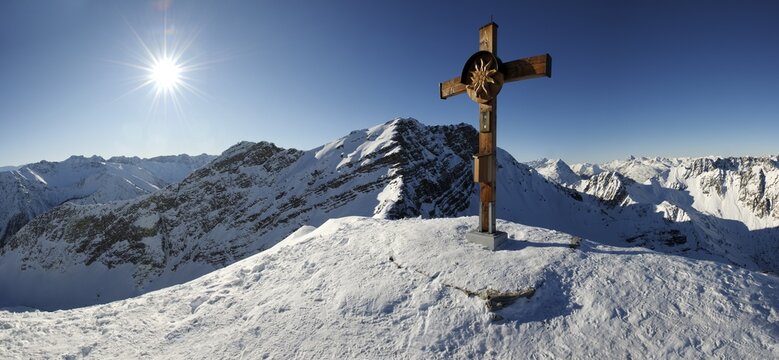 Cross on the summit of Mt Steinkarspitze, mountain panorama, Kelmen, Namlos, Ausserfern, Tyrol, Austria, Europe