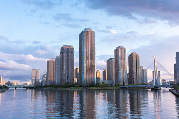 夕暮れ時の東京湾岸佃島のタワーマンション、東京都中央区佃島にある高層階不動産