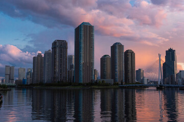 Fototapeta premium 夕暮れ時の東京湾岸佃島のタワーマンション、東京都中央区佃島にある高層階不動産