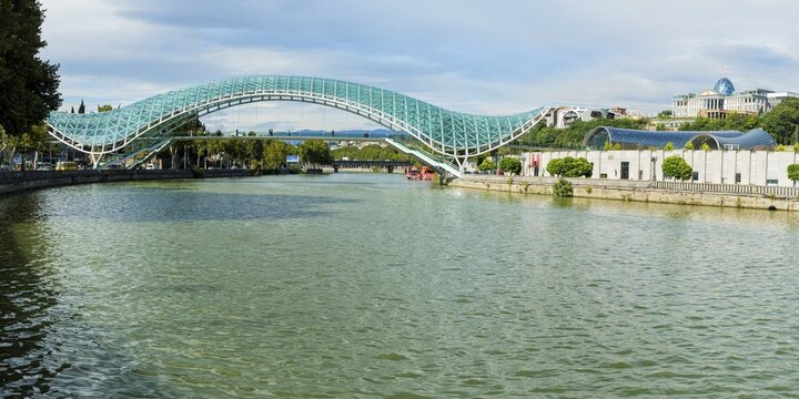 Peace Bridge over the Mtkvari river, architect Michele de Lucci, Tbilisi, Georgia