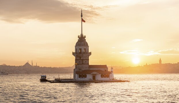 Lighthouse, Leander's Tower or Girls' Tower, Kız Kulesi, at sunset, island in the Bosporus, &Uuml;sk&uuml;dar, Istanbul, Turkey