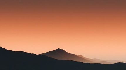 Obraz premium A silhouette mountain ridge under a glowing gradient dawn sky