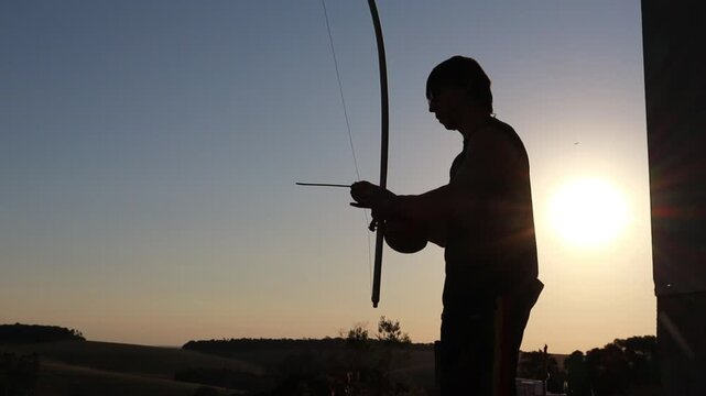 Homem capoerista tocando birimbau, cultura capoeira no brazil 
