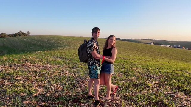 casal juntos da beijo de amor 