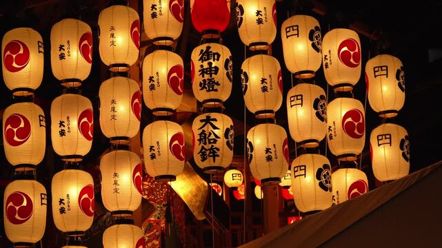 京都の祇園祭　後祭の宵山　風に揺れる大船鉾の提灯をズームアップ