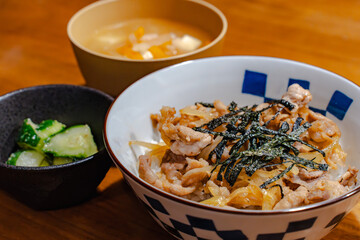 Chicken rice bowl / 和風鶏丼の夕食
