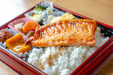 Japanese lunch box / 焼き鮭弁当

