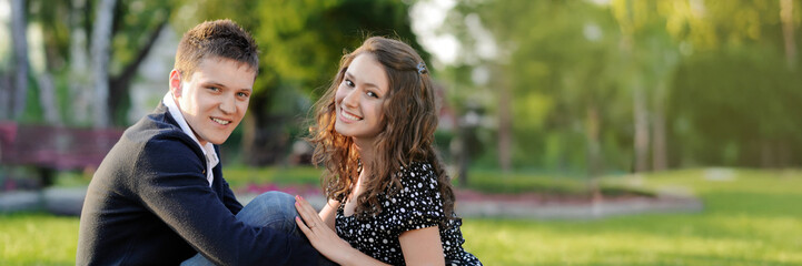 Fototapeta premium Smiling Couple in Park Wide Banner