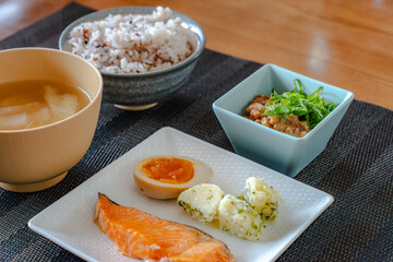 Japanese breakfast / 焼き鮭と納豆ごはん
