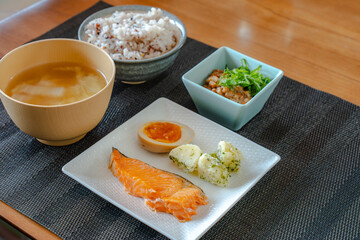 Japanese breakfast / 焼き鮭と納豆ごはん
