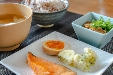 Japanese breakfast / 焼き鮭と納豆ごはん
