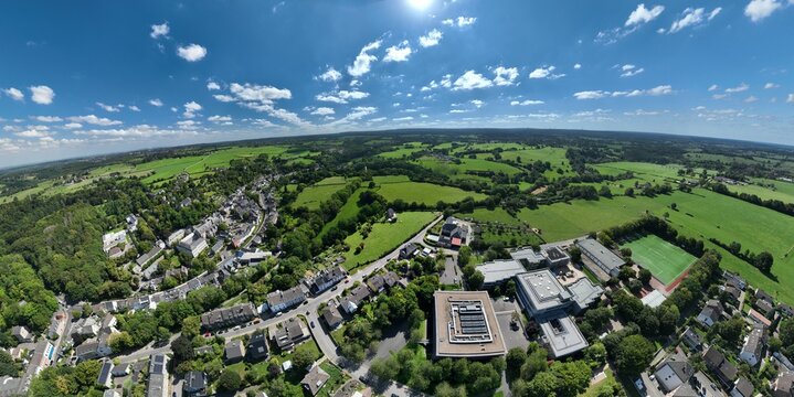 Hochaufl&ouml;sende Panoramabilder und 360-Grad-Luftaufnahmen von Kornelim&uuml;nster bei Aachen. Zu sehen sind Reichsabtei, Bergkirche, Benediktinerabtei, Probsteikirche St. Cornelius, Inda Gymnasium