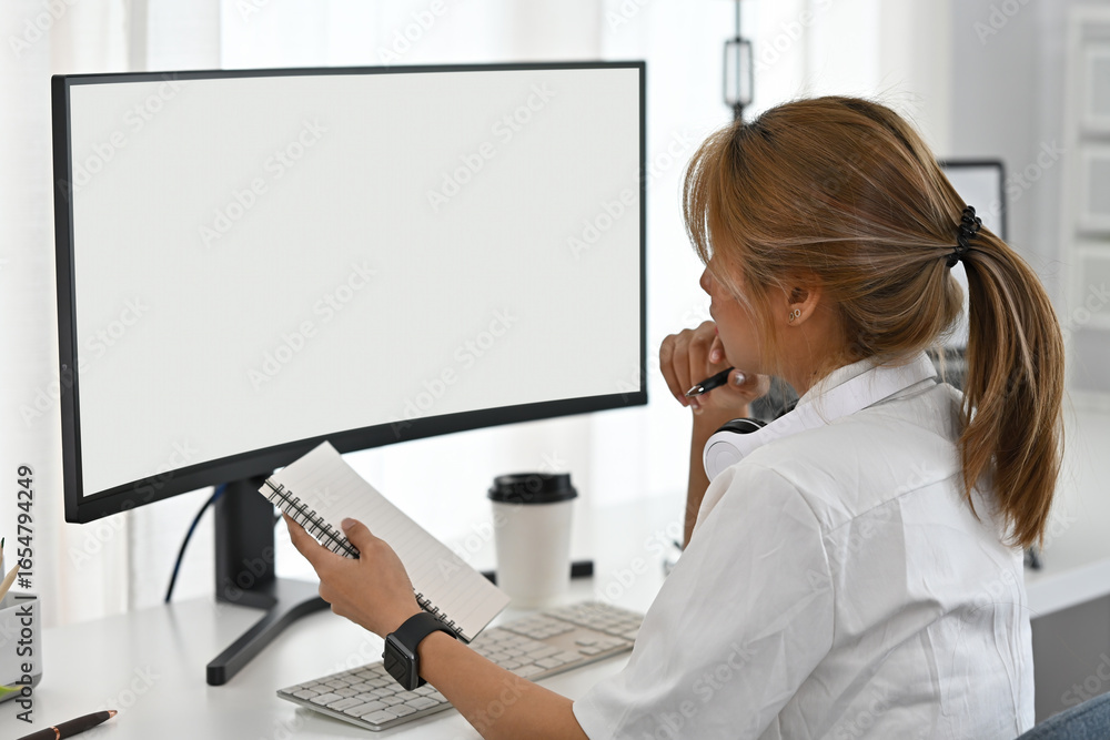 Aufkleber concentrated developer multitasking with a curved computer screen