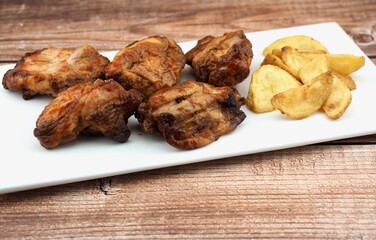 오븐에 구운 닭고기와 감자구이