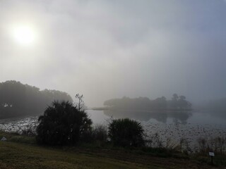 Lago con neblina en el dia