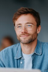 Obraz premium Smiling man with glasses exudes warmth and confidence in modern