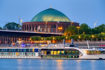 Konzerthalle und Schiff am Rhein in Düsseldorf