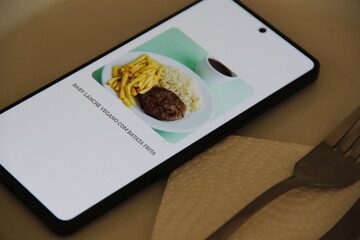 Prato de refeição com arroz, carne e batata frita.