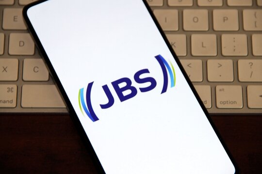 JBS - Empresa brasileira do setor de alimentos fundada em 1953 em Goi&aacute;s. Seus neg&oacute;cios s&atilde;o divididos em tr&ecirc;s unidades fora do Brasil, por meio da JBS Foods International.