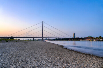 Brücke nach Oberkassel und Schiff am Rhein in Düsseldor