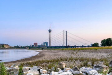 Brücke über den Rhein, moderne Architektur mit Fernsehturm am Rheinstrand in Düsseldorf