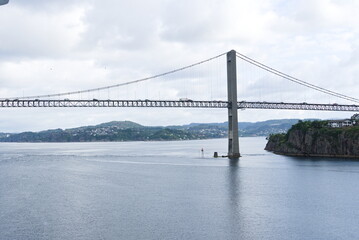 Byfjord mit der Askøy-Brücke überqueren - Norwegen