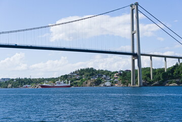 Byfjord mit der Askøy-Brücke überqueren - Norwegen