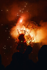 Torito de fuegos artificiales, con luces rojas , en fiesta Mexicana de noche.