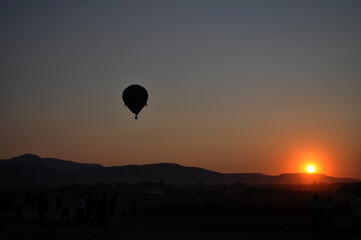 Globo en el Horizonte al atardecer, Toma Horizontal