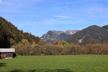 Schöner Herbsttag in den Wäldern von Mittenwald in den Bayerischen Alpen	
